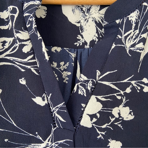 MANDEE NAVY/WHITE FLORAL VNECK TOP/BLOUSE WITH TULIP CAP SLEEVES,MEDIUM - Picture 11 of 12